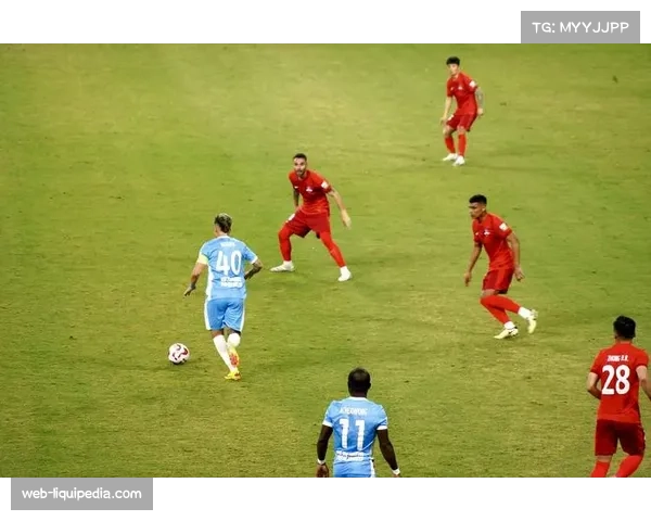 红牌！弗赖堡中卫在禁区线犯规被直红罚下，并判罚点球。